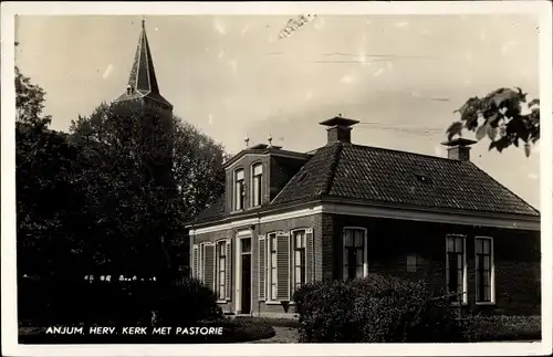 Ak Anjum Friesland Niederlande, Herv. Kerk met Pastorie