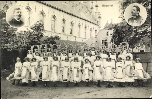 Ak Niederlande, Mädchen in Tracht, Gruppenbild, Bogenrei