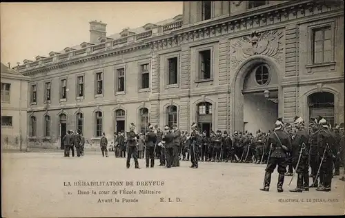 Ak Paris, La Réhabilitation de Dreyfus, Dans la cour de l'École Militaire, Avant la Parade