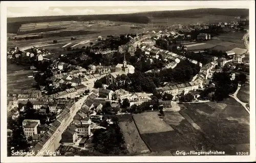 Ak Schöneck im Vogtland, Fliegeraufnahme vom Ort