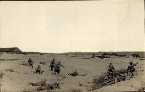 Foto Ak Aisne ?, Französische Soldaten auf dem Schlachtfeld