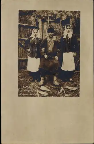 Foto Ak Russischer Bauer mit seinen Töchtern, Trachten