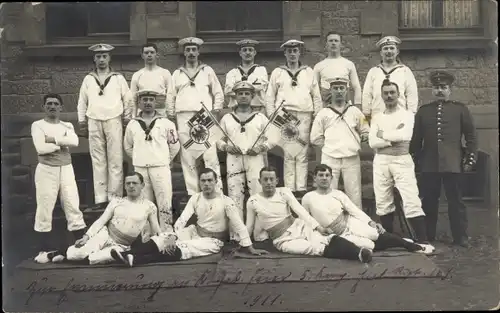 Foto Ak Deutsche Soldaten in Uniformen, Seeleute, Flaggen