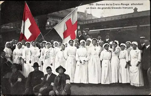 Ak Schweiz, Dames de la Croix Rouge attendant un train de grands blessés francais