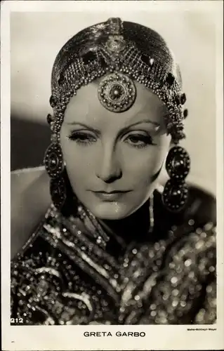 Ak Schauspielerin Greta Garbo, Portrait mit Haarschmuck