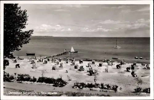 Ak Ostseebad Scharbeutz in Ostholstein, Strandpartie, Strandkörbe, Blick auf die See, Segelboot