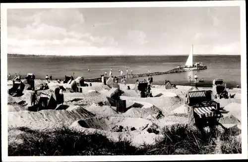 Ak Ostseebad Scharbeutz in Ostholstein, Strandkörbe, Segelboot, Partie am Strand