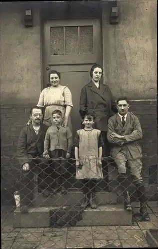 Foto Ak Knapsack Hürth Nordrhein Westfalen, Neue Kolonie 51, Familie vor Haustür