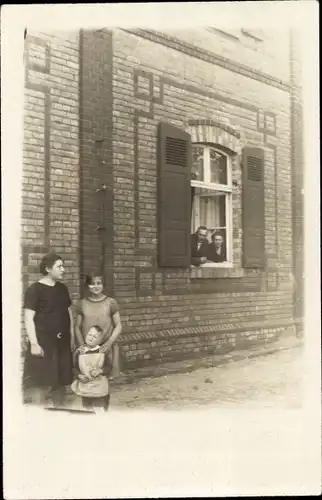 Foto Ak Knapsack Hürth Nordrhein Westfalen, Wohnhaus, Anwohner am Fenster, Kinder