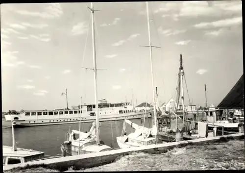 Ak Neuendorf Insel Hiddensee, Hafenpartie mit Segelbooten und Dampfer