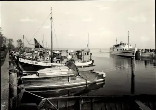 Ak Neuendorf Insel Hiddensee, am Hafen, Dampfer