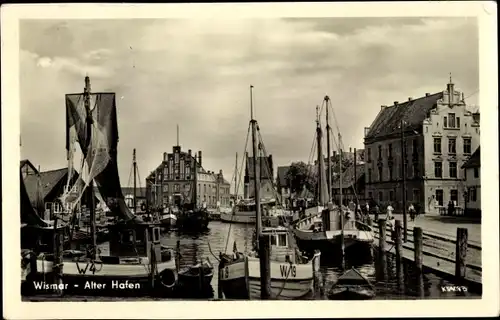 Ak Wismar in Mecklenburg Vorpommern, Blick auf den alten Hafen, Schiffe