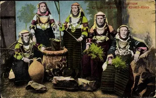 Ak Souvenir de Salonique, Groupe de Femmes de Kiretch Kieuy, Trachten, Brunnen