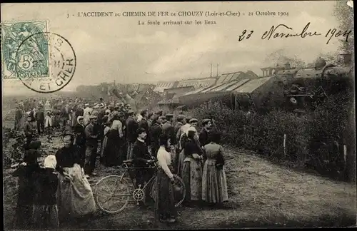 Ak Chouzy sur Cisse Loir et Cher, Accident du Chemin de Fer 21.10.1904, foule arrivant sur les lieux