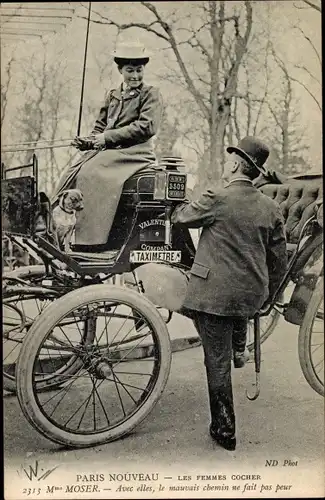 Ak Kutscherin Moser auf Bock, Portrait, Peitsche, Hund