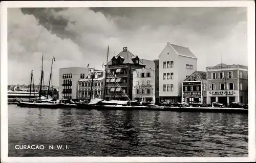 Ak Curaçao Niederländische Antillen Karibik, Blick auf den Ort, Hafen, Boote, Geschäfte