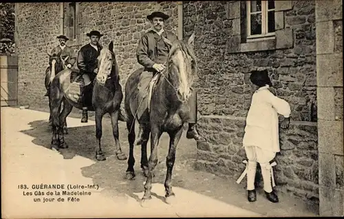 Ak Guérande Loire Atlantique, Le Gas de la Madeleine, un jour de Fete