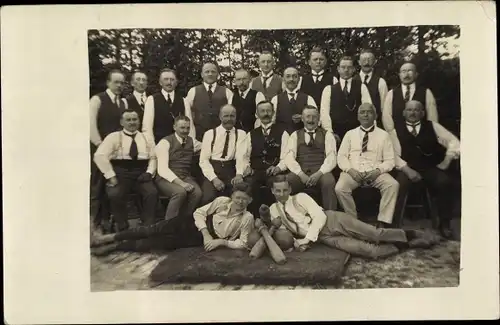 Foto Ak Gruppenbild, Männer, Krawatte, Hemd