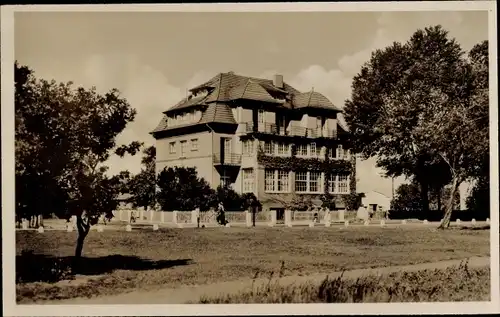 Ak Ostseebad Scharbeutz in Ostholstein, Haus im Ort, Gesamtansicht