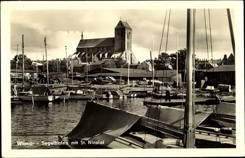 Ak Hansestadt Wismar, Segelhafen mit St. Nicolai-Kirche