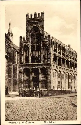 Ak Hansestadt Wismar, alte Schule, Straßenpartie