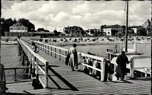 Ak Ostseebad Niendorf Timmendorfer Strand, Blick von der Seebrücke auf den Strand