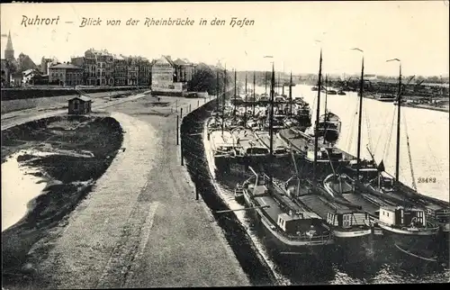 Ak Ruhrort Duisburg im Ruhrgebiet, Blick von der Rheinbrücke in den Hafen