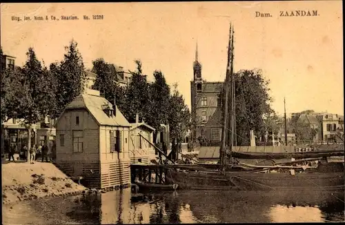 Ak Zaandam Zaanstad Nordholland, Dam, Blick auf den Ort, Boote