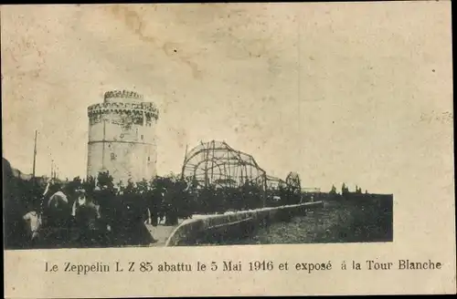 Ak Saloniki Thessaloniki Griechenland, Les debris du Zeppelin L Z 85 exposé a la Tour Blanche 1916