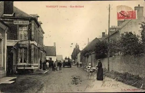 Ak Wassigny Aisne, Rue Maillard, Hotel de France, Frau mit Kinderwagen