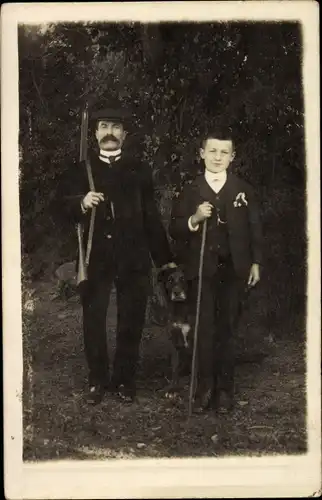 Foto Ak Jäger und sein Sohn, Jagdhund, Portrait, Jagdwaffe