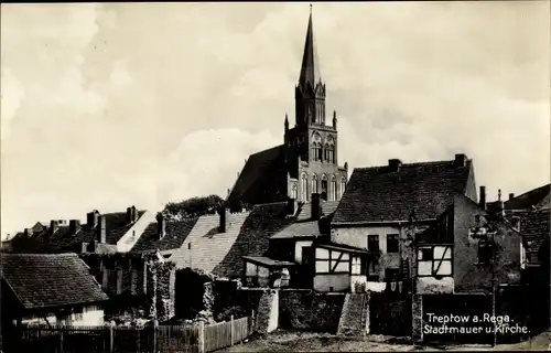 Ak Trzebiatów Treptow an der Rega Westpommern, Stadtmauer, Kirche