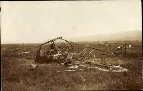 Foto Ak Zerschossenes Flugzeug, Kriegszerstörungen, I WK