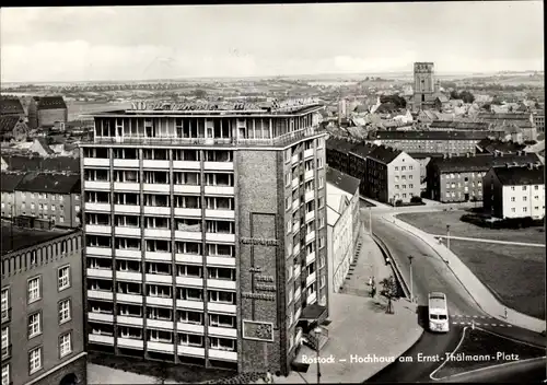 Ak Hansestadt Rostock, Hochhaus am Ernst Thälmann Platz, Straßenpartie