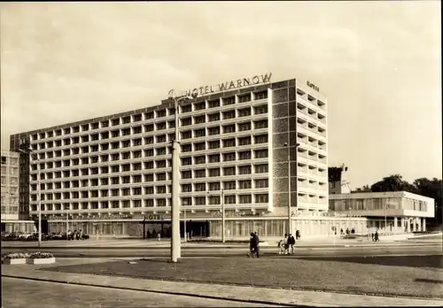 Ak Rostock in Mecklenburg Vorpommern, Interhotel Warnow, Straßenansicht, Passanten