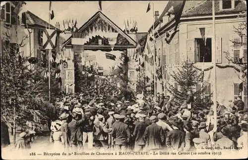 Ak Raon l'Étape Lothringen Vosges, Reception du 21e Batl. de Chasseurs a Pied 1913, Rue Carnot