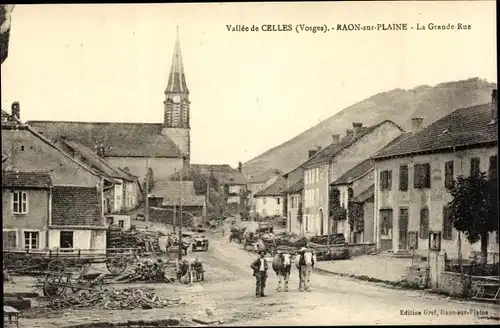 Ak Raon sur Plaine Lothringen Vosges, La Grande Rue, Vallee de Celles, Eglise