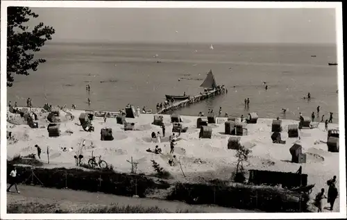 Foto Ostseebad Scharbeutz in Ostholstein, Partie am Strand, Blick auf die See, Strandkörbe