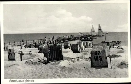 Ak Ostseebad Grömitz in Holstein, Partie am Strand, Segelboot, Strandkorb