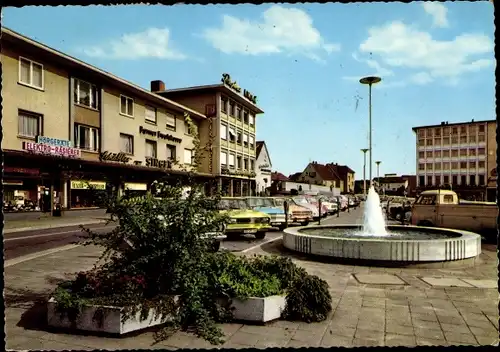 Ak Rüsselsheim in Hessen, Partie am Friedensplatz, Brunnen, Hörgeräte, Textil Schäffler, Autos