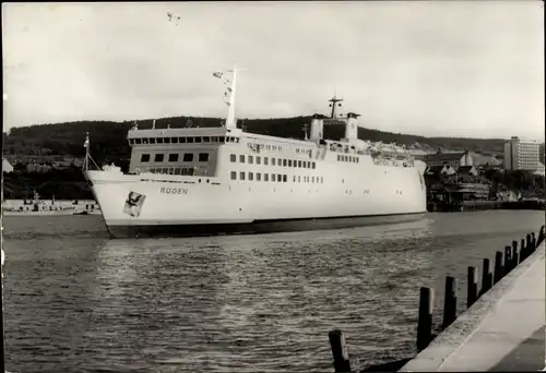 Ak Sassnitz auf Rügen, DDR-Fährschiff Rügen im Hafen