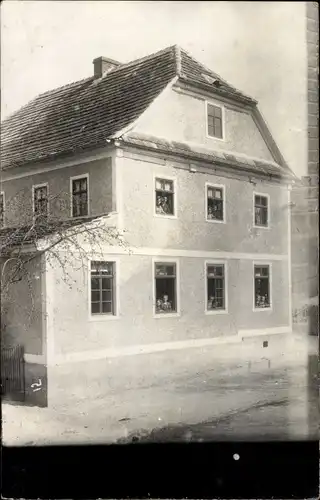 Foto Ak Kahla im Saale Holzland Kreis Thüringen, Straßenpartie mit Wohnhaus