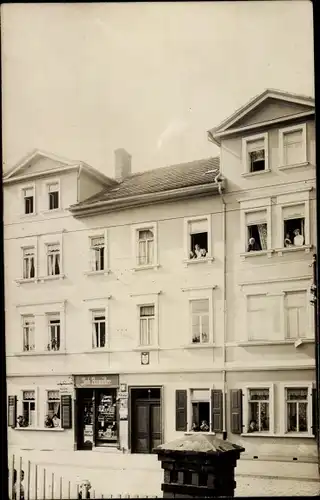 Foto Ak Erfurt in Thüringen, Partie an einem Wohnhaus, Handlung