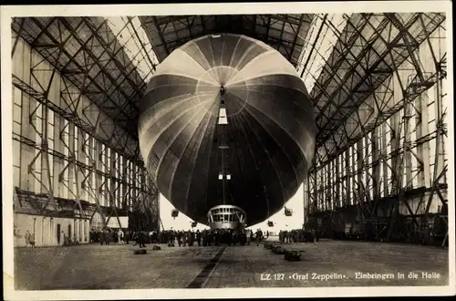 Ak Friedrichshafen am Bodensee, Luftschiff LZ 127 Graf Zeppelin, Einbringen in die Luftschiffhalle