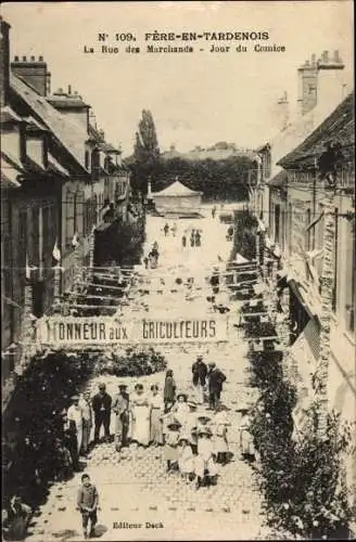 Ak Fère en Tardenois Aisne, La Rue des Marchands, Jour du Comice