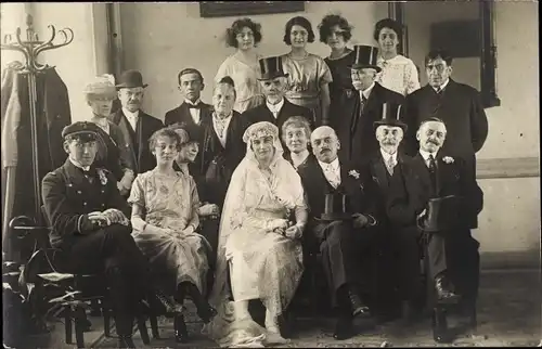 Künstler Ak Hochzeitsgesellschaft, Brautpaar, Hochzeit 1921