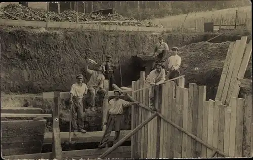 Foto Ak Frankreich, Bauarbeiter auf einer Baustelle