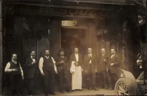 Foto Ak Frankreich, Männer vor einem Restaurant, Kellner