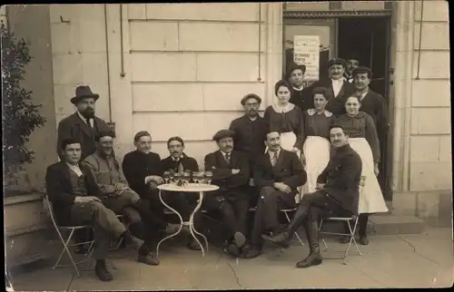 Foto Ak Frankreich, Personen vor einem Restaurant, Kellnerinnen