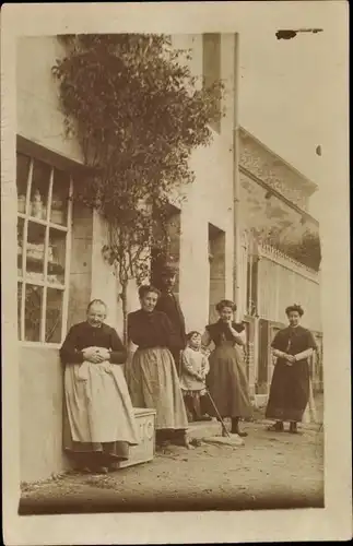 Foto Ak Frankreich, Personen vor einer Handlung